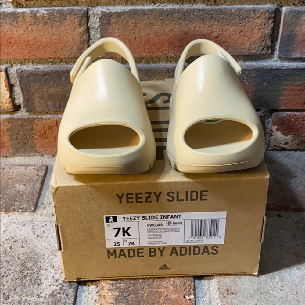 Yeezy toddler slides (desert sand)